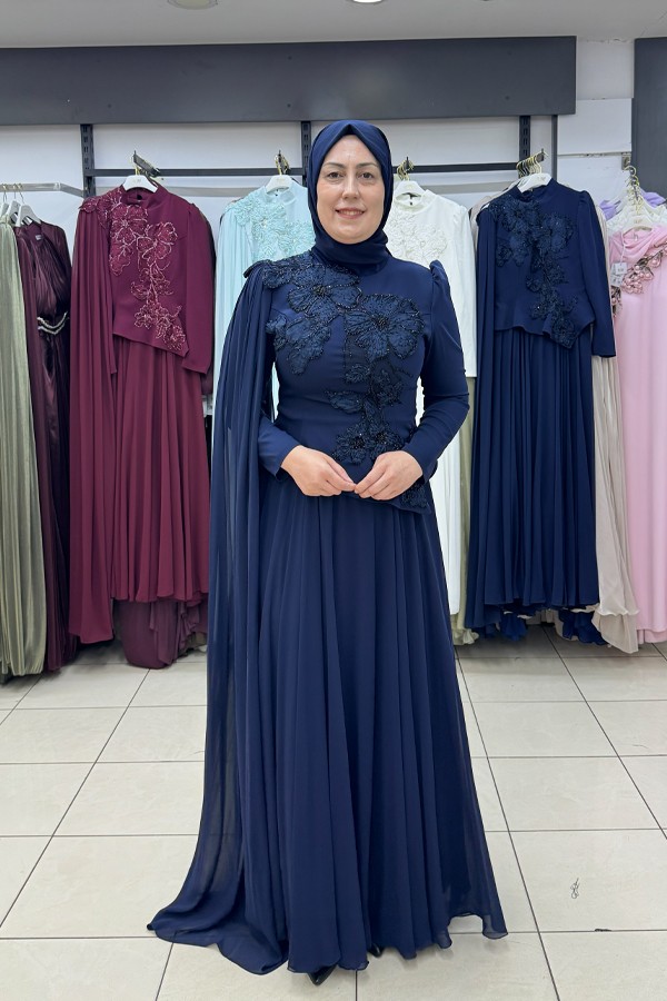 4478-tuay-abiye-6859.jpg TUAY 4478 Üç boyutlu İşleme Detaylı Pelerinli Abiye - Görsel 1